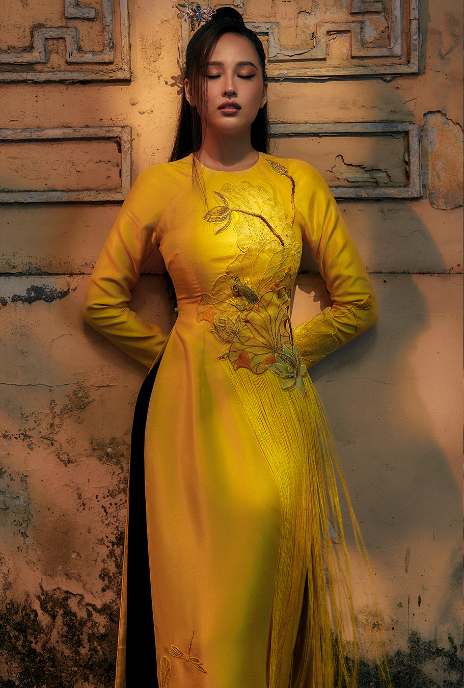 Bộ trang phục cuối cùng mang đậm nét cổ điển với sắc vàng hoàng kim, chất liệu taffeta bắt sáng làm nền cho họa tiết thêu nổi truyền thống đặc trưng