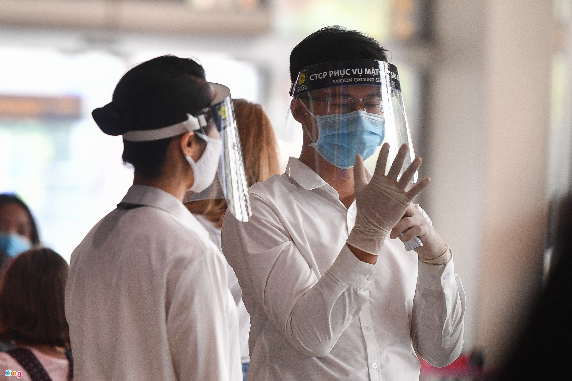 Nhân viên y tế tại sân bay Tân Sơn Nhất. Ảnh: Zing