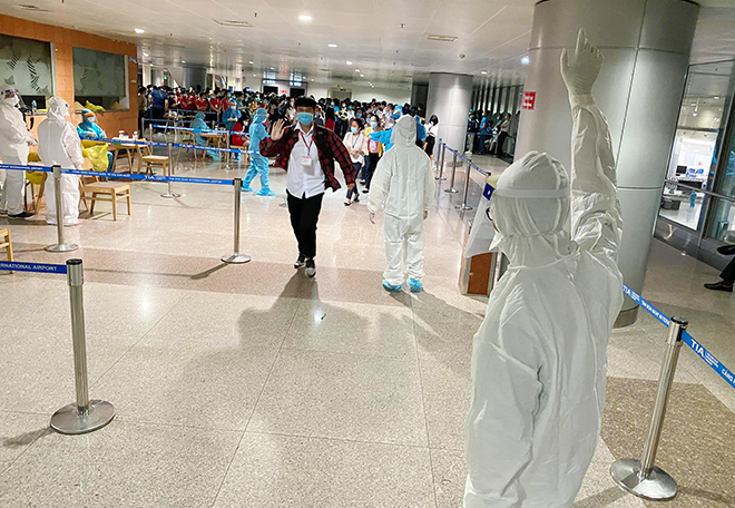 Theo chỉ đạo của Giám đốc Sở Y tế TP.HCM, tất cả F1, F2 và toàn bộ nhân viên sân bay Tân Sơn Nhất phải lấy mẫu ngay trong đêm nay (6/2), xét nghiệm mẫu đơn, không gộp mẫu. Ảnh:24h