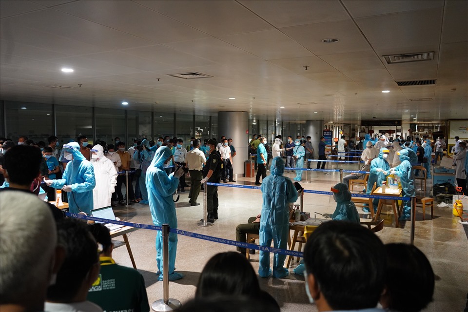 Trong đêm nay 6.2, cơ quan y tế lấy mẫu xét nghiệm Covid-19 cho khoảng 1.000 người là nhân viên sân bay Tân Sơn Nhất.