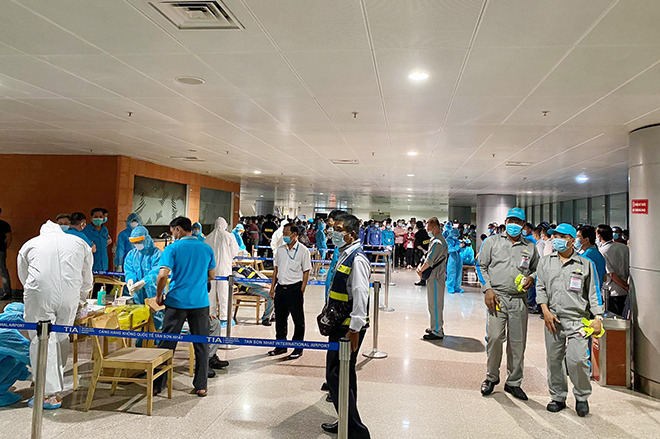 Đêm 6/2, sân bay Tân Sơn Nhất lấy xẫm xét nghiệm của 1000 người liên quan đến BN 1979. Ảnh: 24h