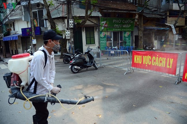 Lực lượng chức năng vẫn thường xuyên phun khử trùng bên trong và xung quanh khu vực cách ly.