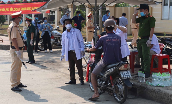 Đắk Nông thành lập các chốt kiểm dịch trên đường Hồ Chí Minh để kiểm tra người về từ TP.HCM. Ảnh: Zing