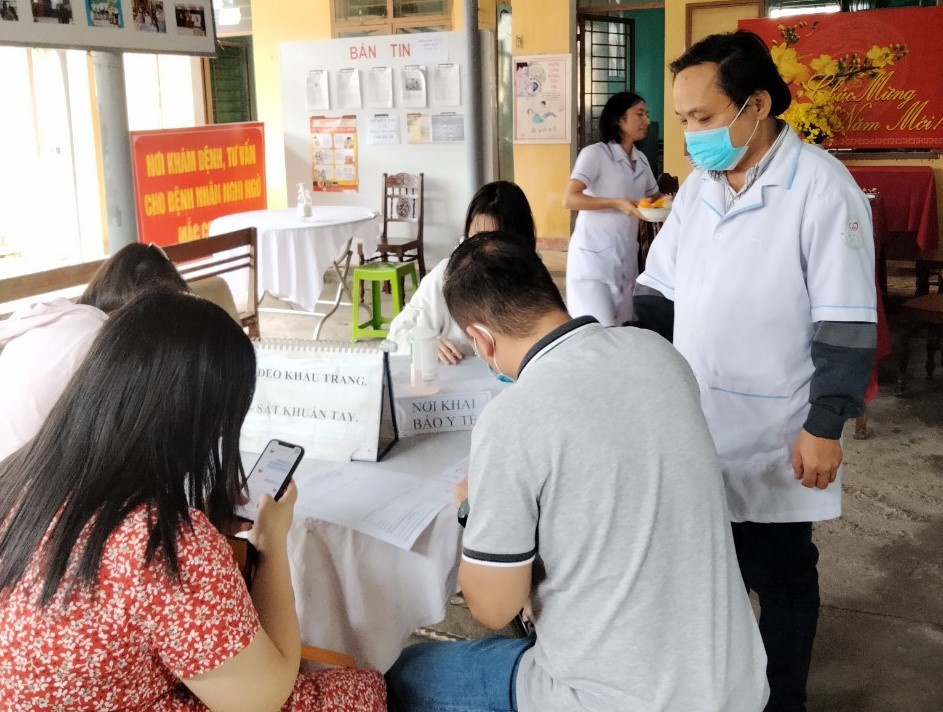 Người dân Quảng Nam thực hiện khai báo y tế khi về quê ăn Tết Tân Sửu. Ảnh: Zing