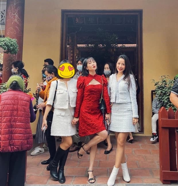 Bức ảnh chụp Chi Pu, Sun Ht và một người bạn đi chùa.