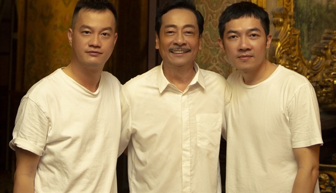 Đạo diễn Trần Nguyễn Bảo Nhân, Namcito và NSND Hoàng Dũng trong quá trình thực hiện 'Gái già lắm chiêu'.