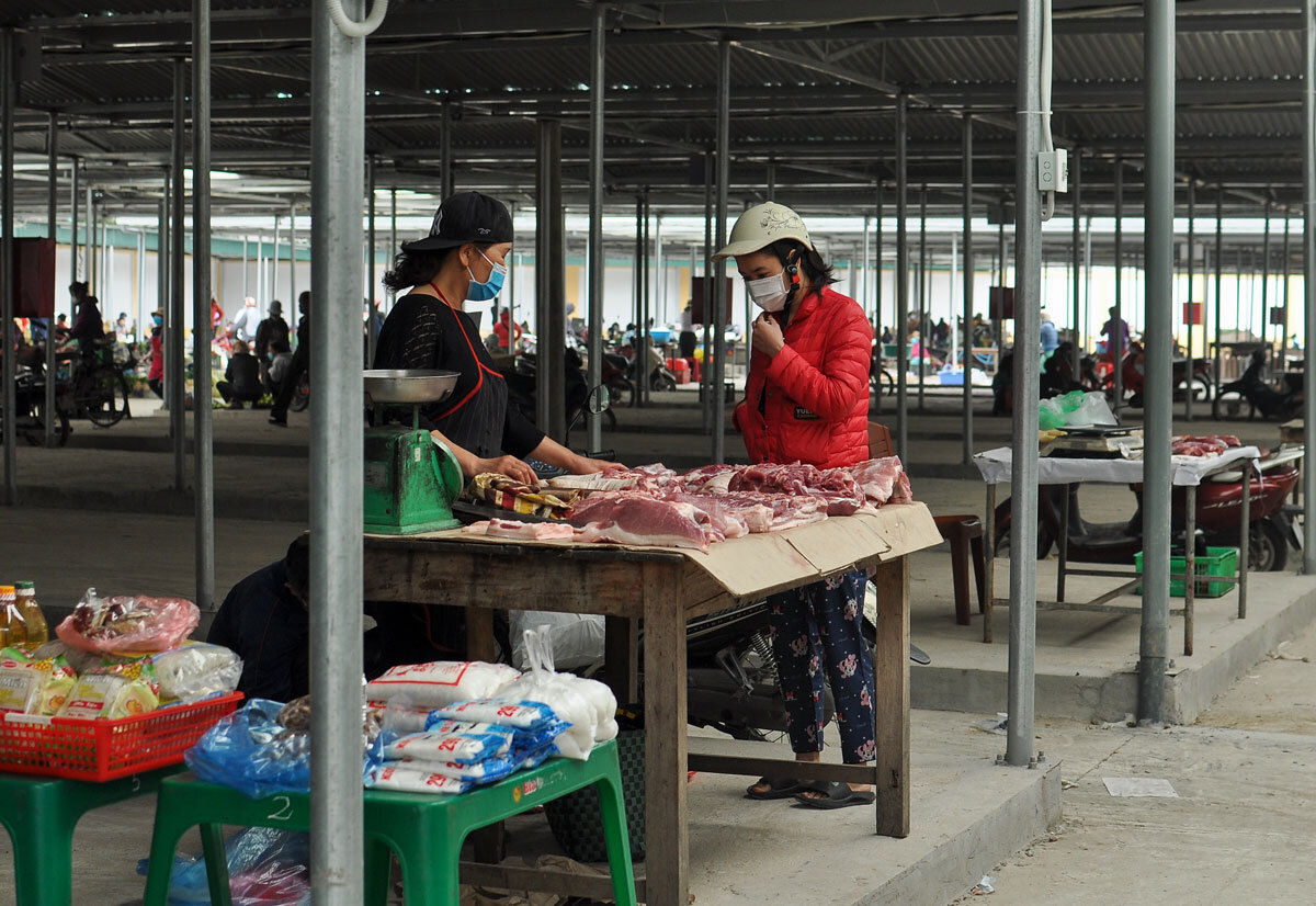 Chợ Chí Linh ngày 16/2, ngày đầu nối tiếp cách ly xã hội.