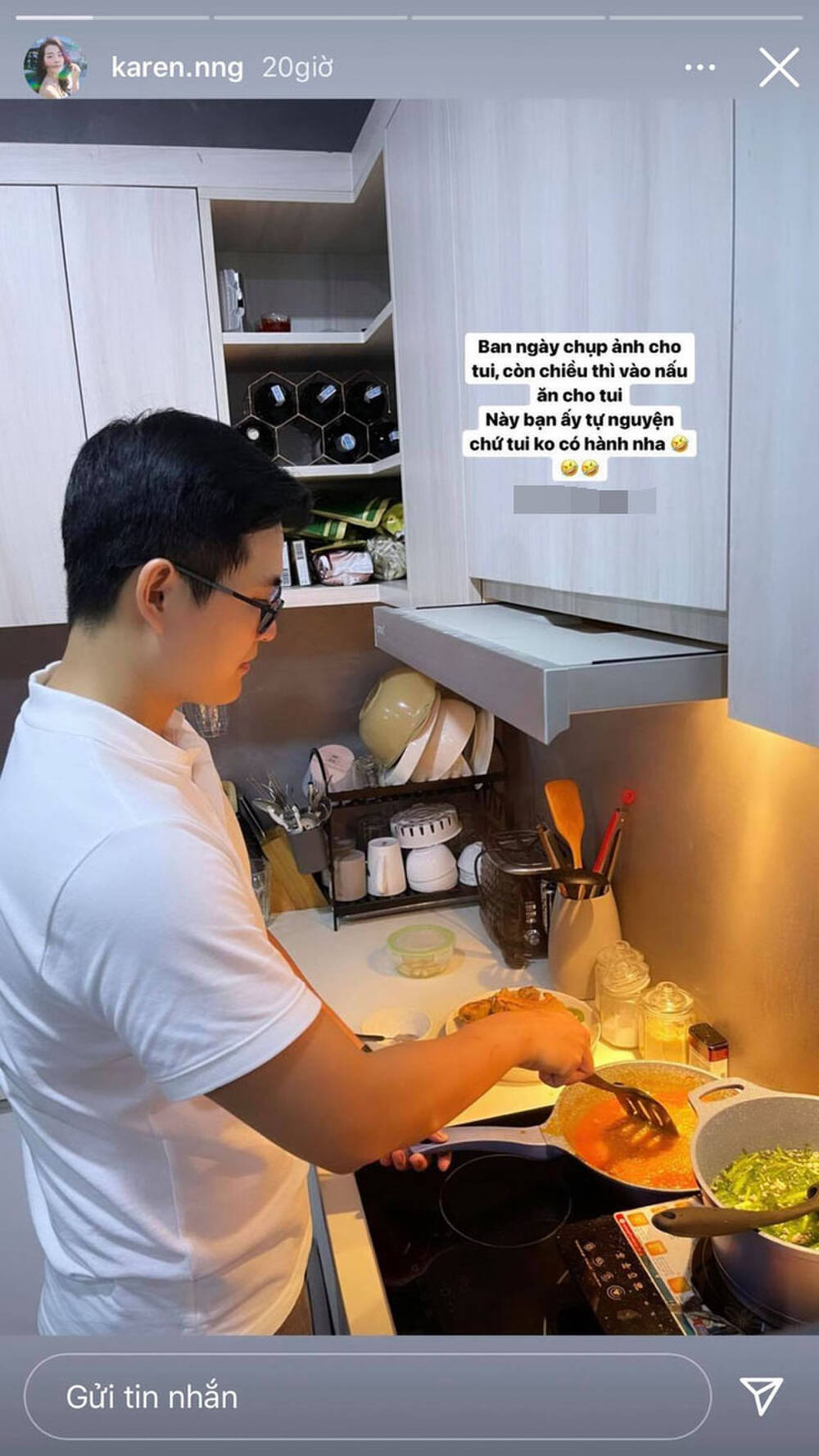 Bạn trai vào bếp nấu ăn cho Karen Nguyễn