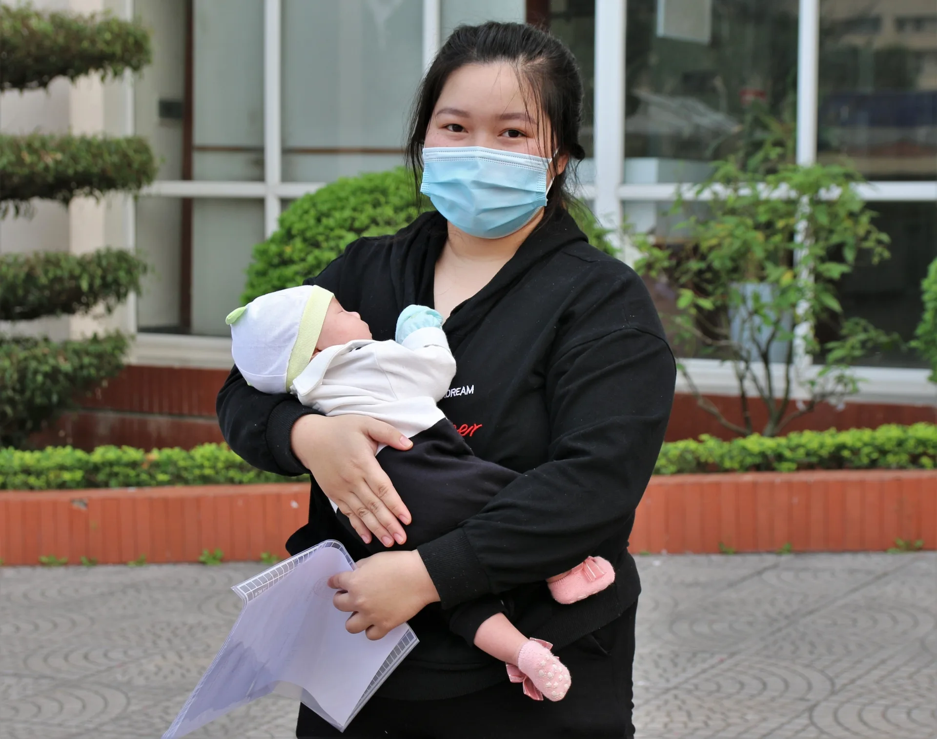 Bé gái sơ sinh 24 ngày tuổi cùng mẹ được công bố khỏi bệnh