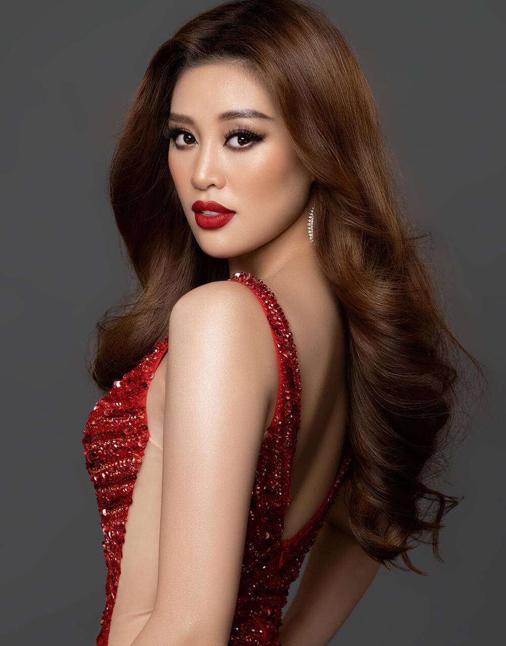Khánh Vân là đại diện Việt Nam ở đấu trường Miss Universe sau Hoàng Thùy