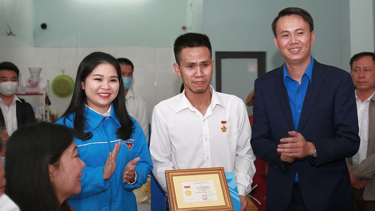 Anh shipper cứu cháu bé 3 tuổi rơi từ tầng 12 trở thành nhân vật đột phát trên Google