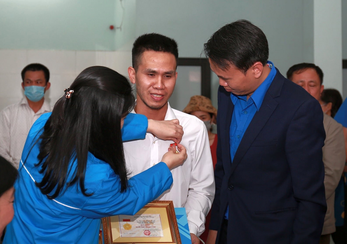 Anh Nguyễn Ngọc Mạnh nhận huy hiệu Tuổi trẻ dũng cảm
