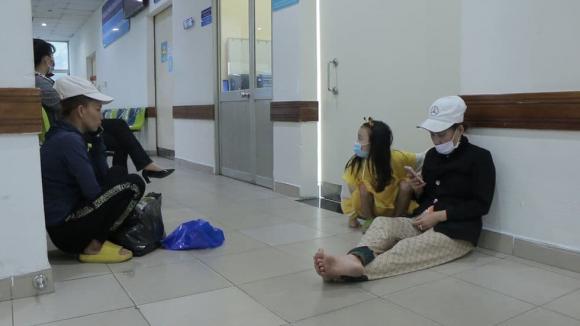 Vợ và mẹ vợ đã vội vã từ quê lên để chăm sóc nghệ sĩ Thương Tín trong viện