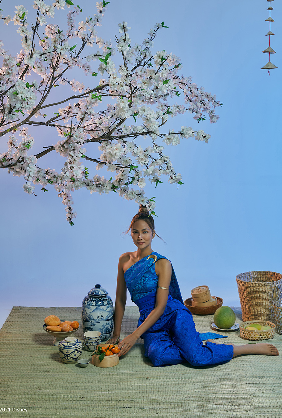 Mang âm hưởng mùa xuân với tông màu nhẹ nhàng, H'hen Niê diện trang phục đầu tiên lấy cảm hứng từ những bộ đồ truyền thống của Thái Lan. Từ thiết kế đến kiểu tóc và trang điểm đều mang phong cách phụ nữ xứ Chùa Vàng.