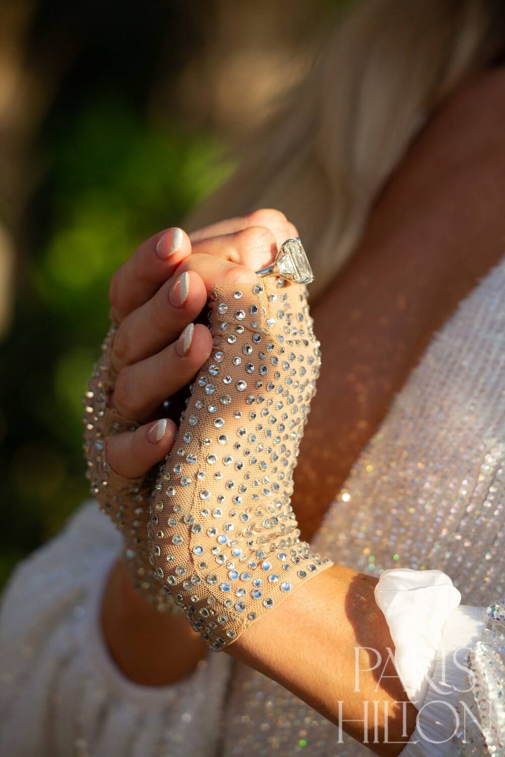Cận cảnh chiếc nhẫn cầu hôn của Paris Hilton
