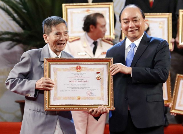 Năm 2019, nghệ sĩ Trần Hạnh nhận danh hiệu nghệ sĩ nhân dân
