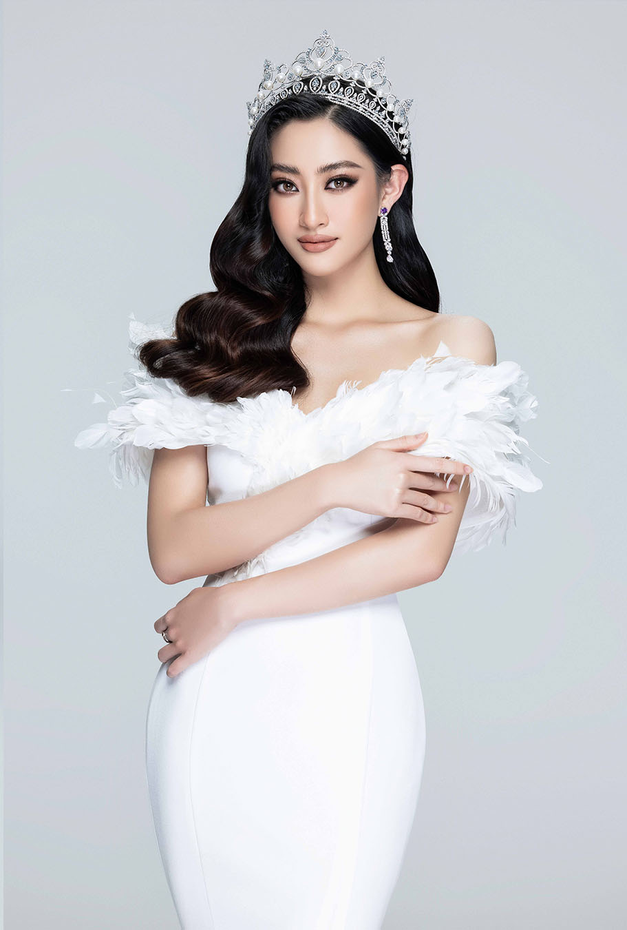 Với bộ váy trễ vai màu trắng, Hoa hậu Lương Thùy Linh khoe nhan sắc thanh lịch, nền nã của một 'hoa hậu tri thức' như cách công chúng ưu ái gọi tên cô.