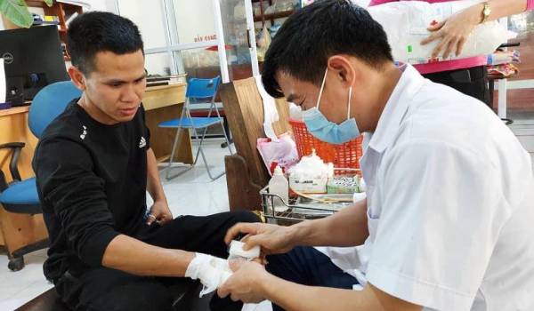 "Người hùng" Nguyễn Ngọc Mạnh phải về quê băng bó tay sau khi cứu cháu bé 3 tuổi rơi từ tầng 12