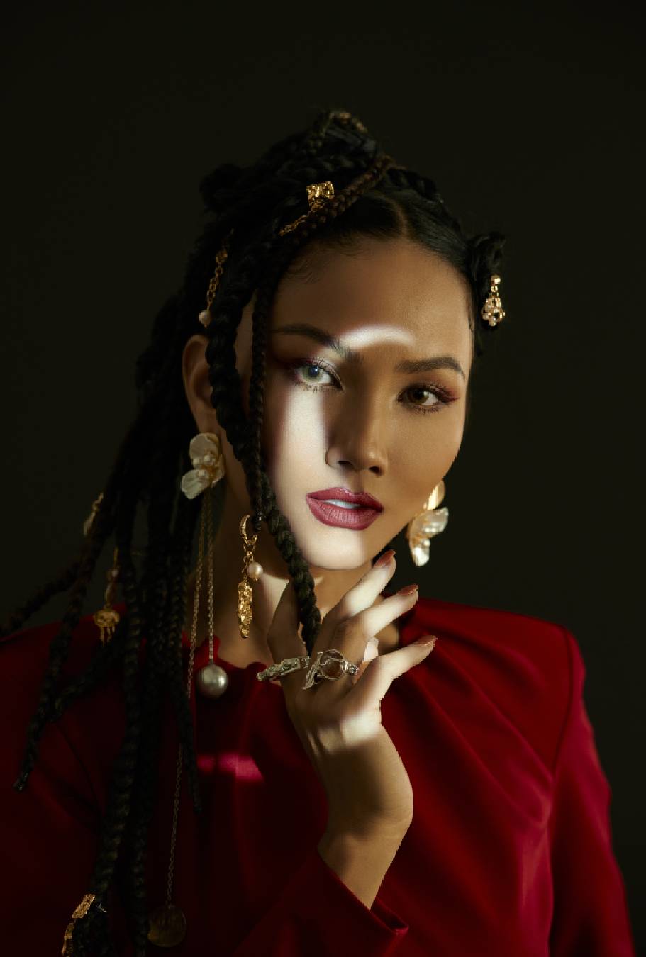 Bộ ảnh với trang phục đơn giản lấy 2 màu sắc đen - đỏ cơ bản làm chủ đạo, nhưng người đẹp đã sử dụng nhiều phụ kiện nổi bật cùng kiểu tóc độc đáo để tạo điểm nhấn.
