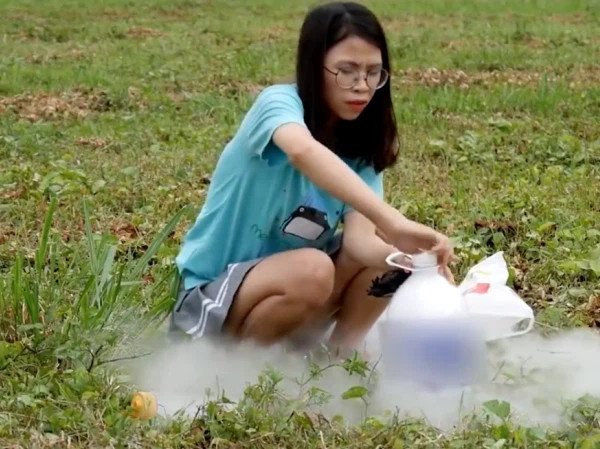 Năm 2017, Thơ Nguyễn cũng từng hứng hàng loạt chỉ trích vì những video phản cảm và nguy hiểm