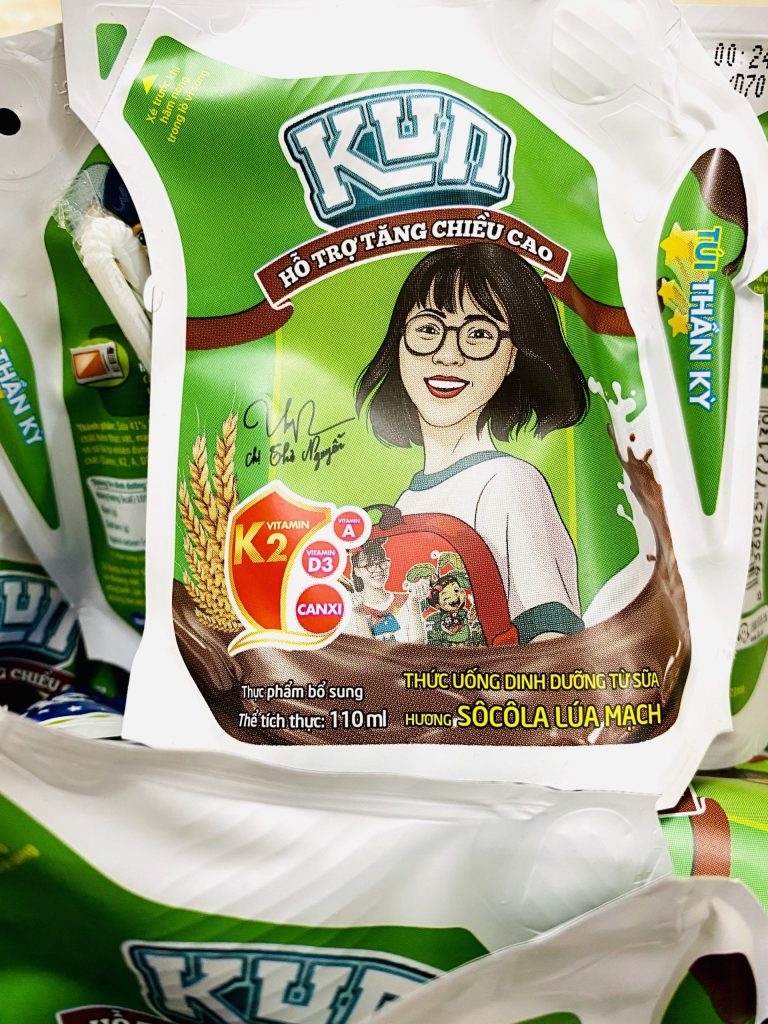 Trước khi xảy ra scandal, Thơ Nguyễn làm gương mặt đại diện cho 1 nhãn hàng, thậm chí, đơn vị này còn in hình ảnh và chữ kí của cô lên bao bì