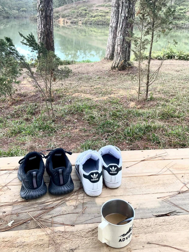 Bức ảnh 2 đôi giày, 1 cốc cafe cùng khung cảnh yên bình