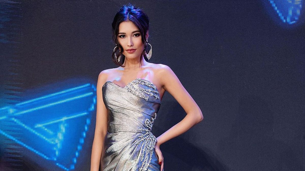 Cô tùng đại diện Indonesia tham dự Miss Universe 2019