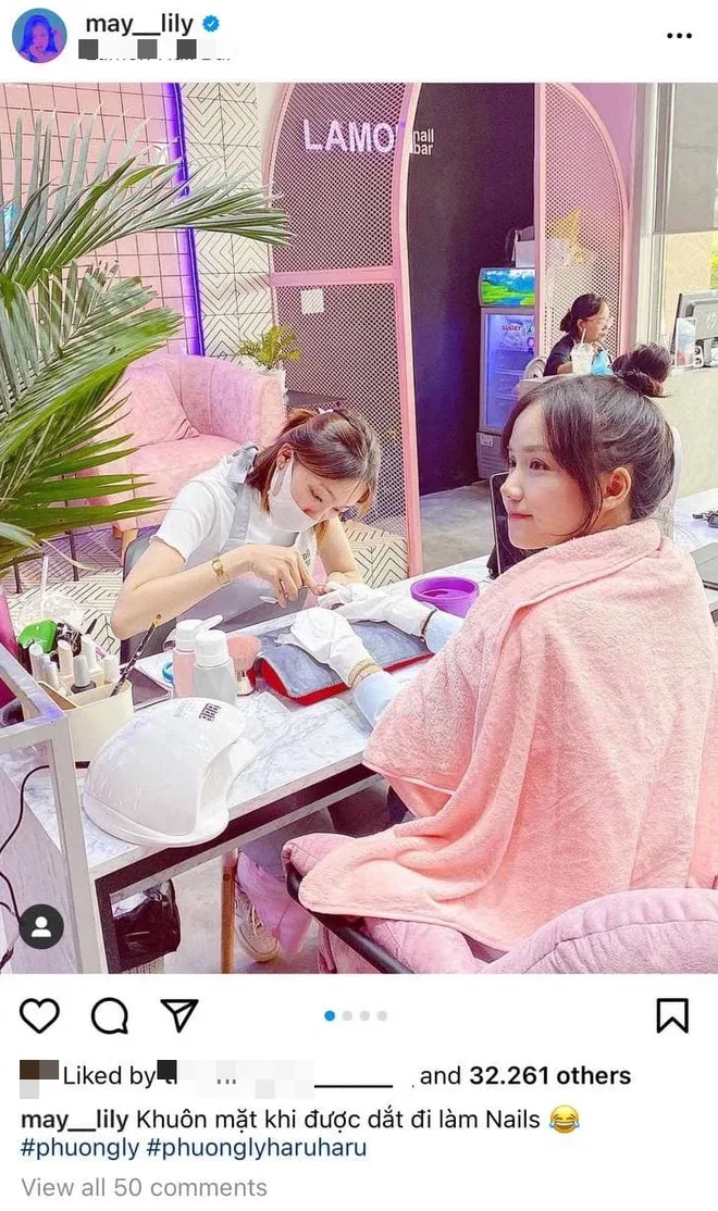 ... anh chàng còn hộ tống cô tại những hoạt động cá nhân