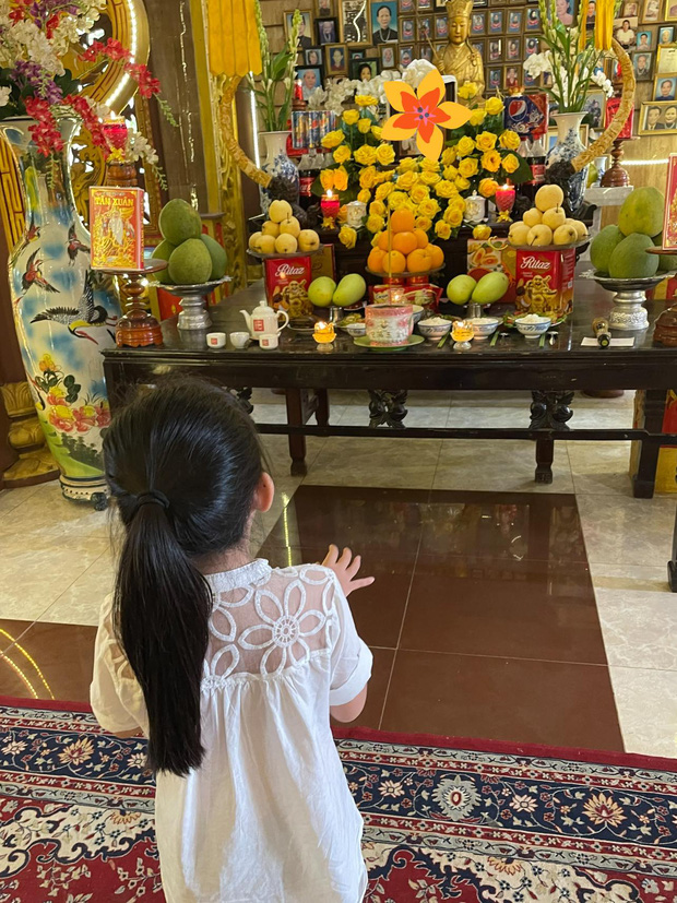 Con gái Mai Phương đứng trước di ảnh của mẹ