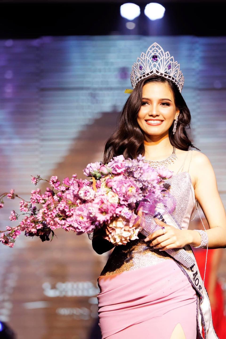 Việc Christina được chọn để trao vương miện Hoa hậu Hoàn vũ Lào 2020 gây bất ngờ cho dư luận, bởi cô đã đăng quang từ 9 năm trước