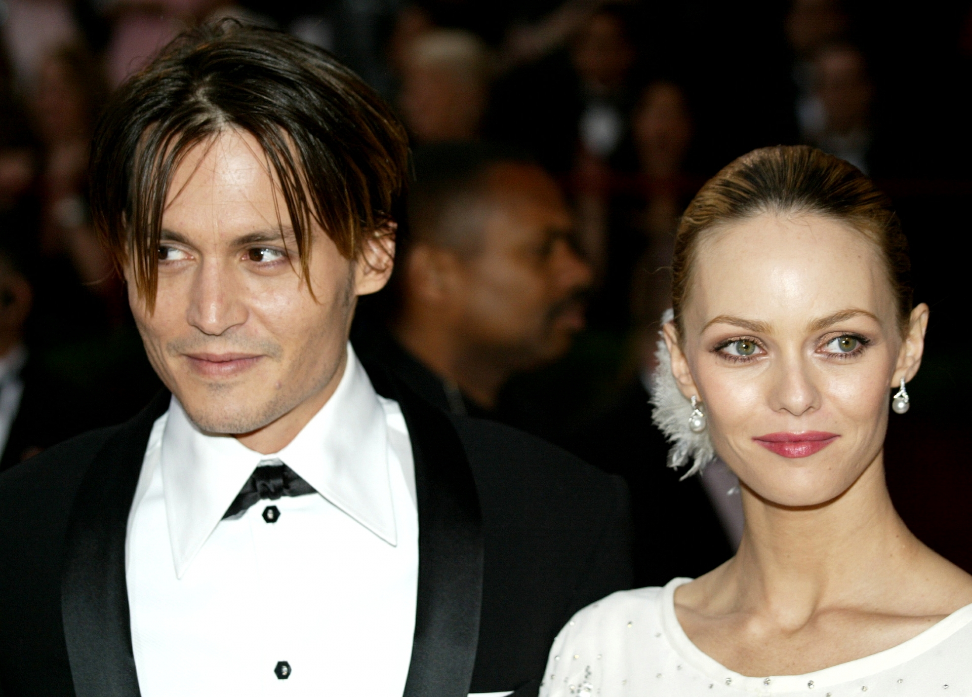 Johnny Depp cho Amber Heard 2 đám cưới hoành tráng nhưng anh chưa từng cho Vanessa Paradis một danh phận dù đồng hành 14 năm bên anh và sinh cho anh 2 đứa con