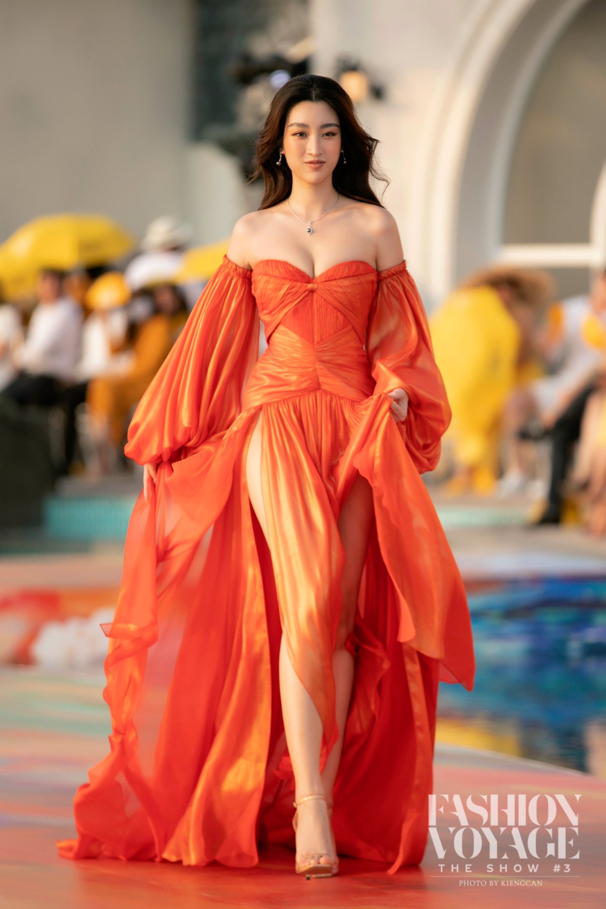 Mặc dù tôn lên lợi thế về đôi chân dài, bộ váy suýt nữa đã khiến Hoa hậu Đỗ Mỹ Linh gặp phải tình huống khó xử