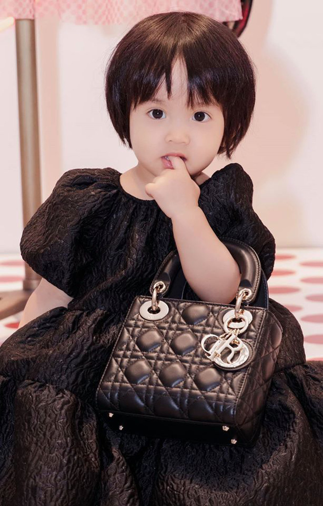 Trước bé Sóc, bé Mymy được Đỗ Mạnh Cường nhận nuôi và được bố cho sử dụng túi Lady Dior với giá 105 triệu