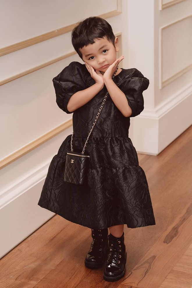 Một người con nuôi khác của Đỗ Mạnh Cường là bé Linh Đan với túi Chanel có giá 36 triệu đồng