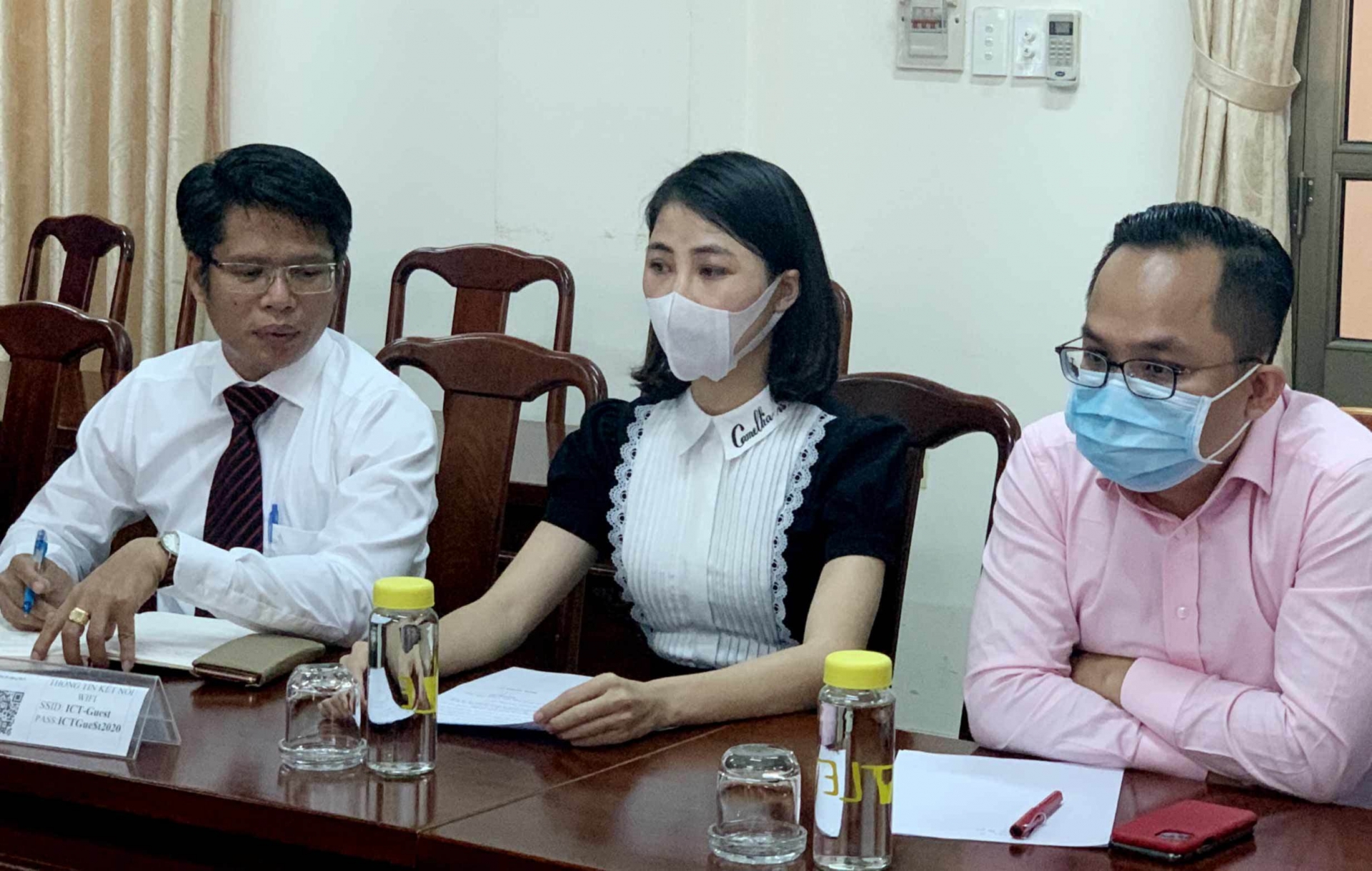 Thơ Nguyễn trong buổi làm việc với Ở thông tin Truyền thông tỉnh Bình Dương về clip ôm búp bê Kumanthong.