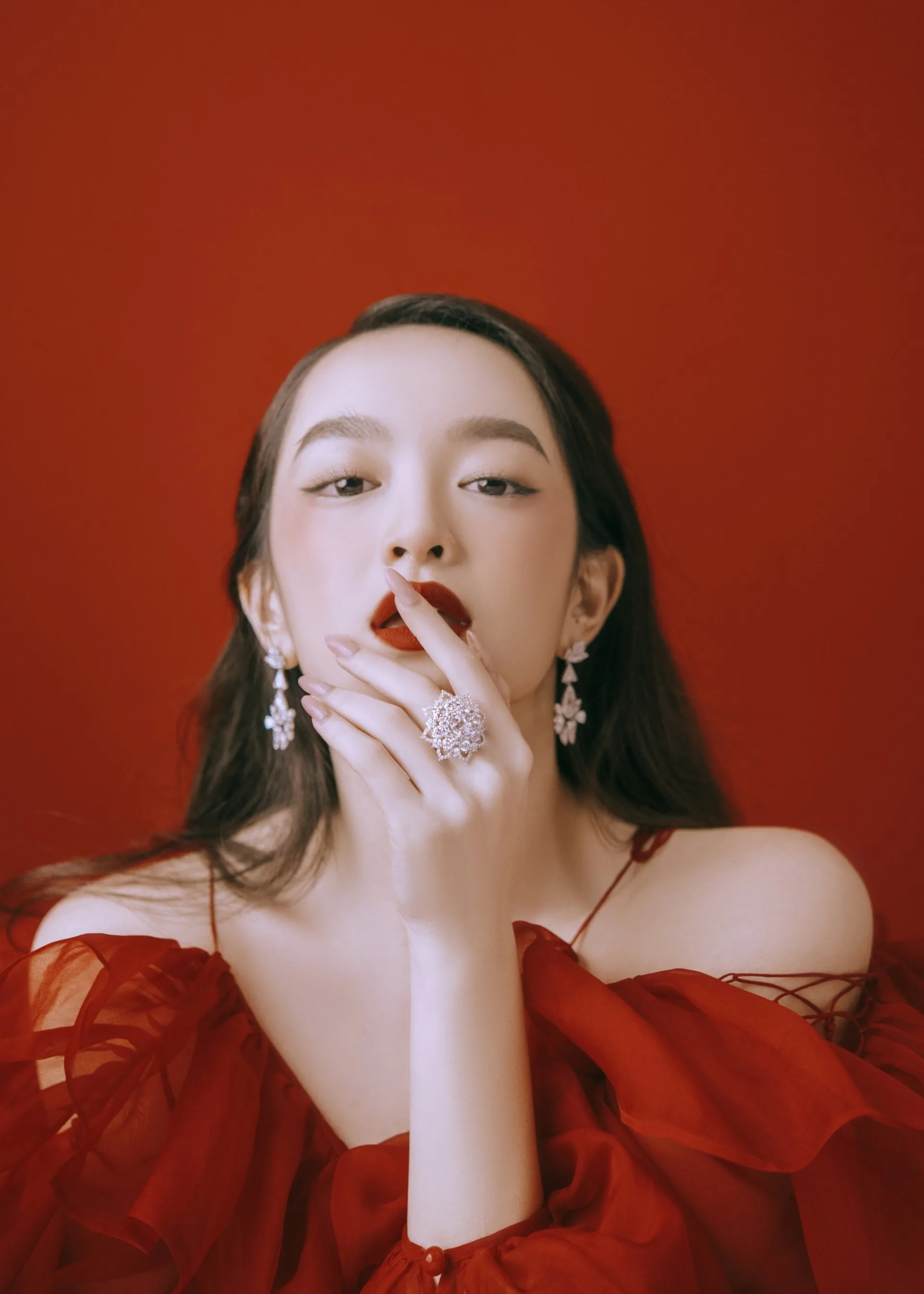 Chìm trôi trong sắc đỏ, Kaity Nguyễn hóa nàng thơ phiêu bồng - Ảnh 7