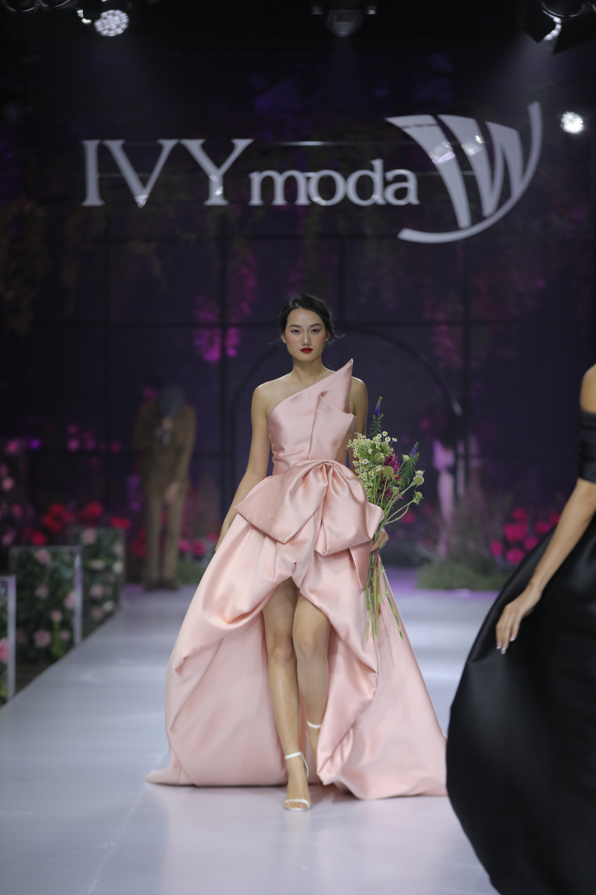 Ngoài Minh Tú và Hoàng Thùy, Quỳnh Anh - học trò của Minh Tú cũng xuất hiện trong bộ váy hồng ngọt ngào, tựa nàng thơ