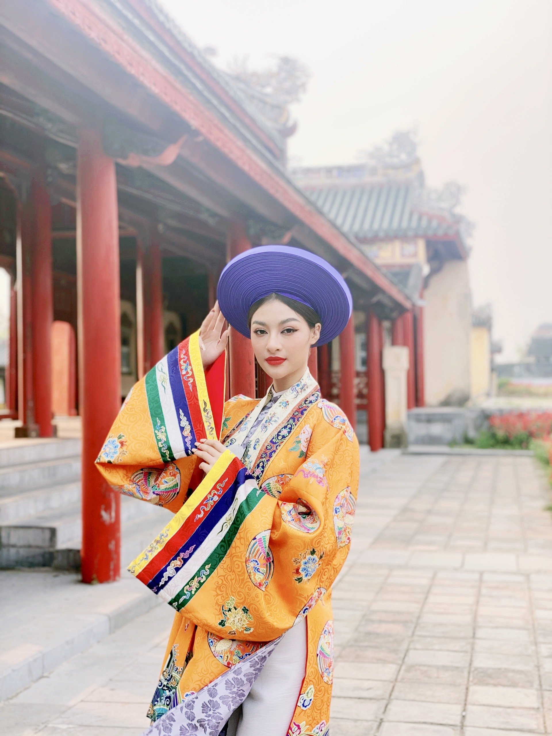Cuối cùng, Á hậu Kiều Loan xuất hiện đầy ấn tượng với áo phượng bào đặc trưng của kinh thành Huế