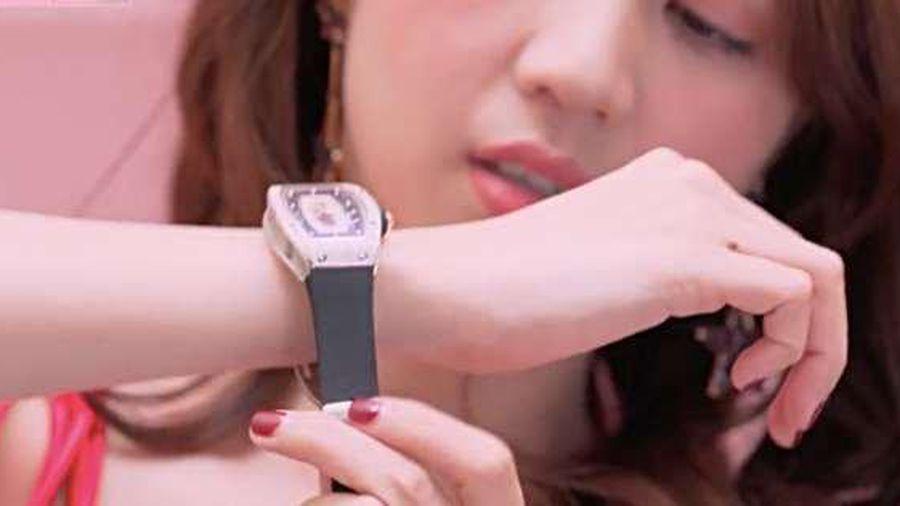 Một trong những chiếc đồng hồ mà cô sở hữu có giá trị lên đến 4 tỷ đồng của thương hiệu Richard Mille.