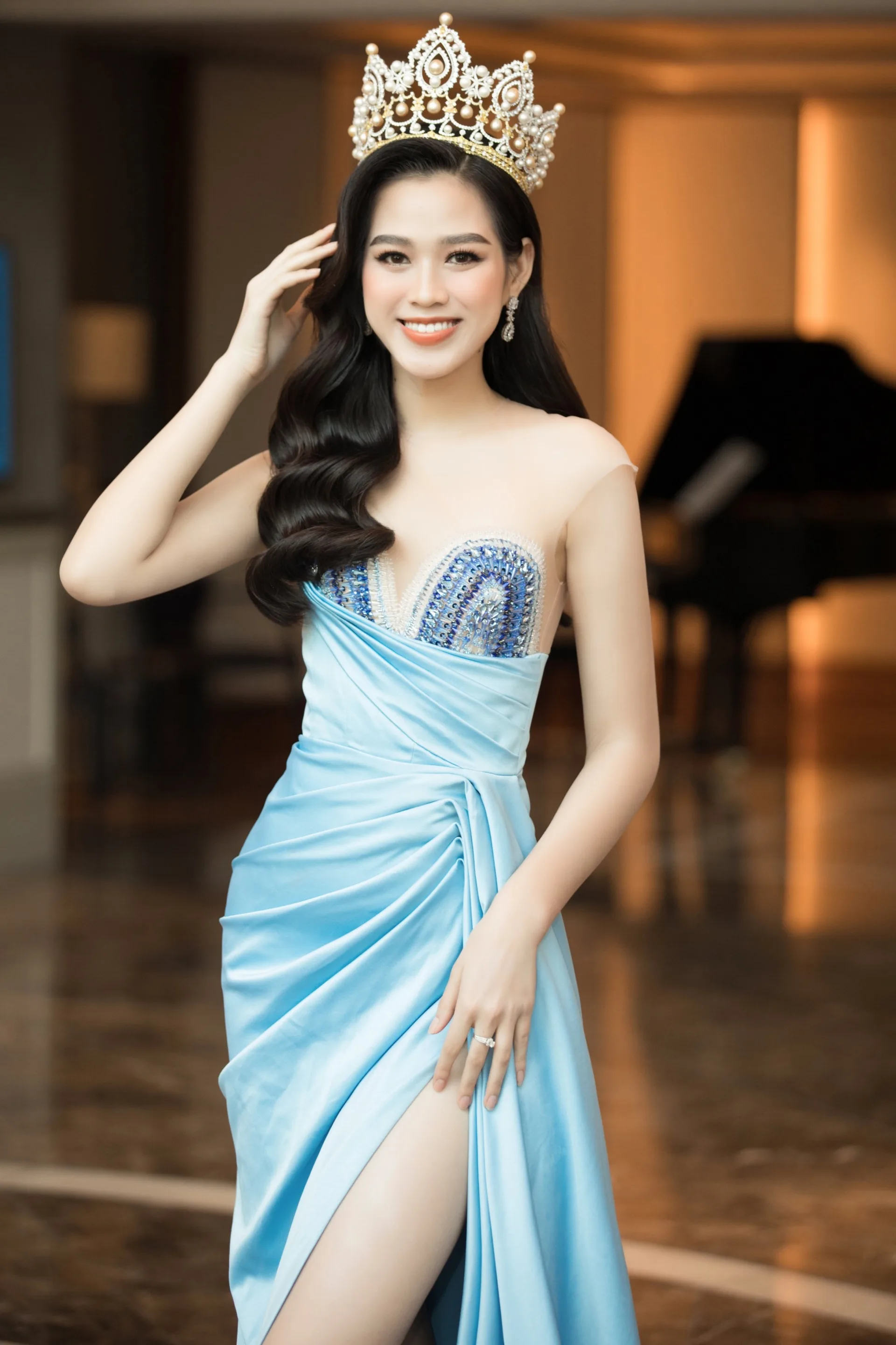 Hoa hậu Đỗ Thị Hà và Cẩm Đan đọ sắc khi cùng diện váy xanh dương - Ảnh 1