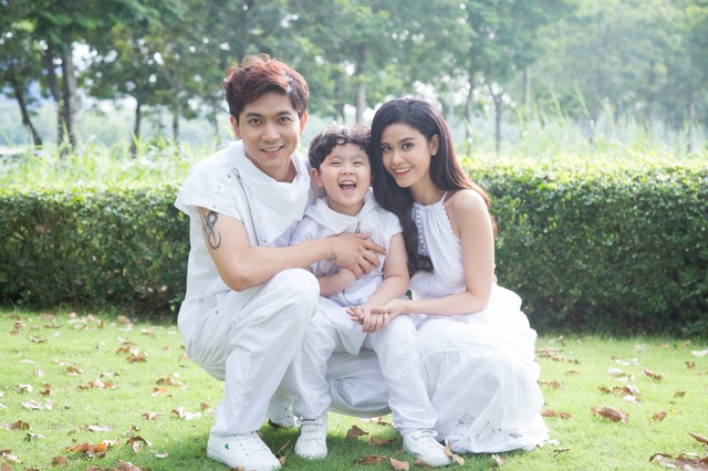 Hình ảnh gia đình của Tim và Trương Quỳnh Anh