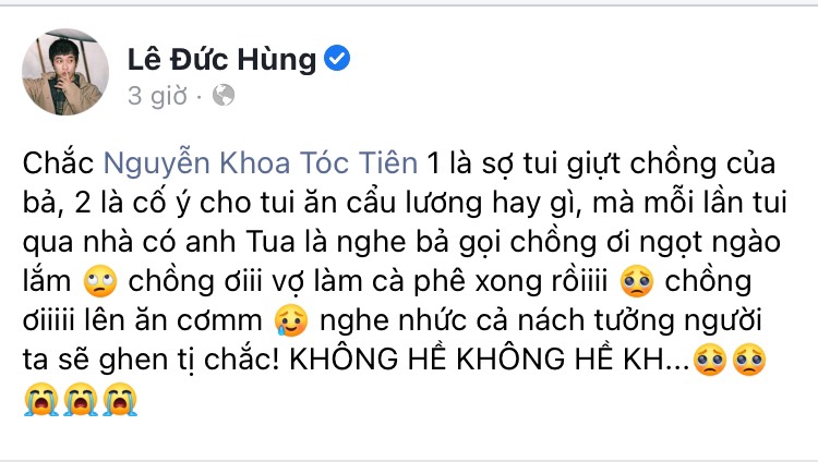 Dòng trạng thái của Mew Amazing chia sẻ thói quen mà Tóc Tiên thường xuyên thể hiện với Hoàng Touliver tại nhà.