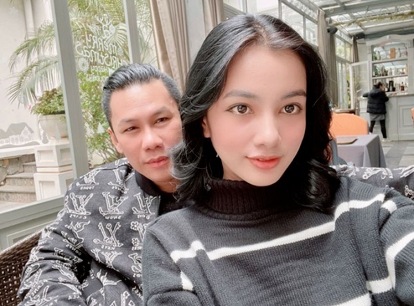 Mặc dù dừng chân sớm tại cuộc thi Hoa hậu Việt Nam 2020 nhưng Cẩm Đan lại được chú ý bởi mối quan hệ 'tìm hiểu' với bạn trai Đức Huy hơn cô 27 tuổi