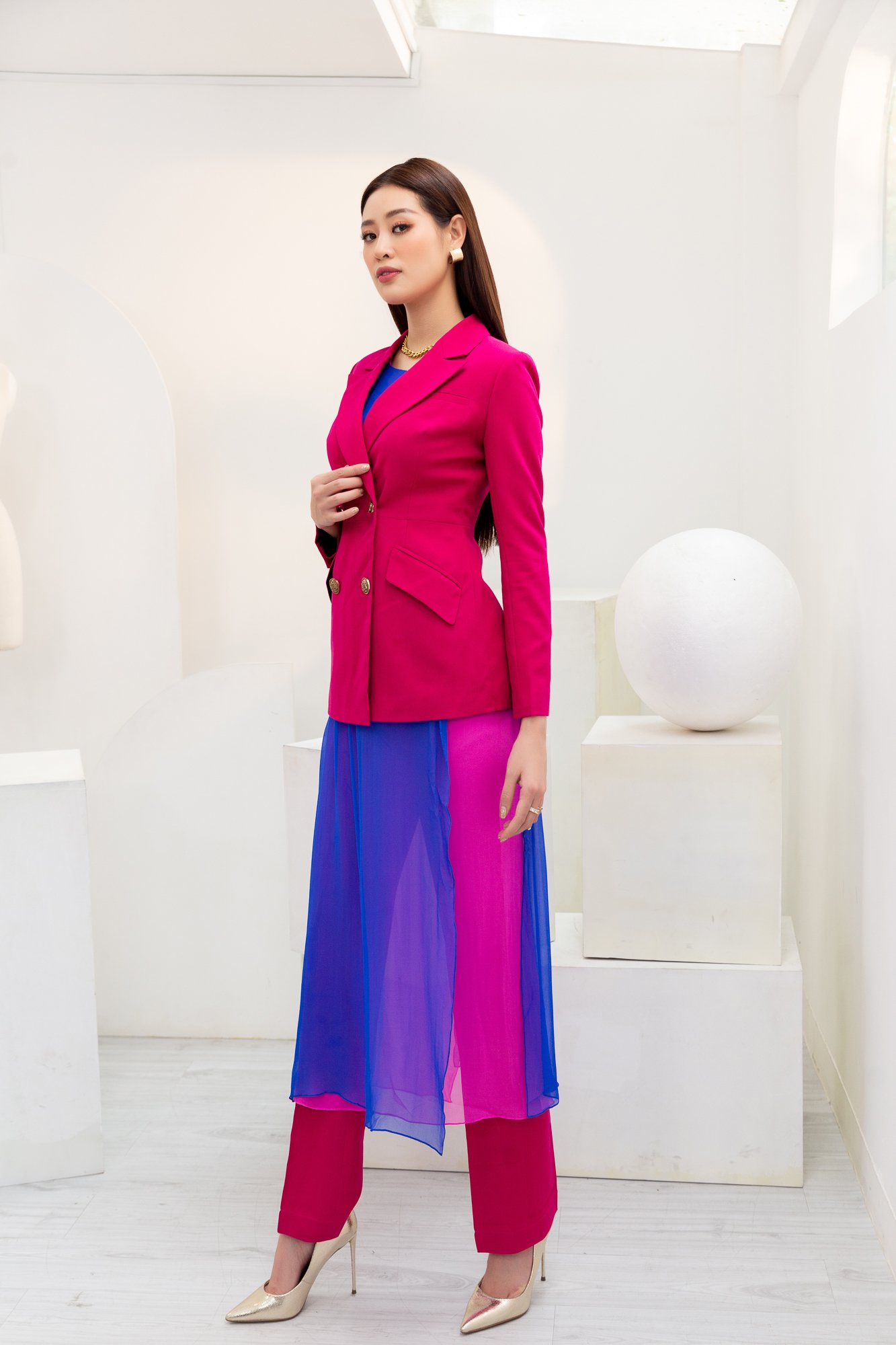 Phong cách thanh lịch được Khánh Vân truyền tải qua bộ vest hồng và chiếc váy lấy cảm hứng từ áo dài