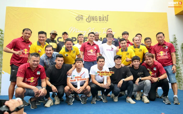 Nghệ sĩ Quang Thắng và cầu thủ Văn Toàn đã có dịp gặp nhau tại Hải Phòng. Ảnh: Sport5