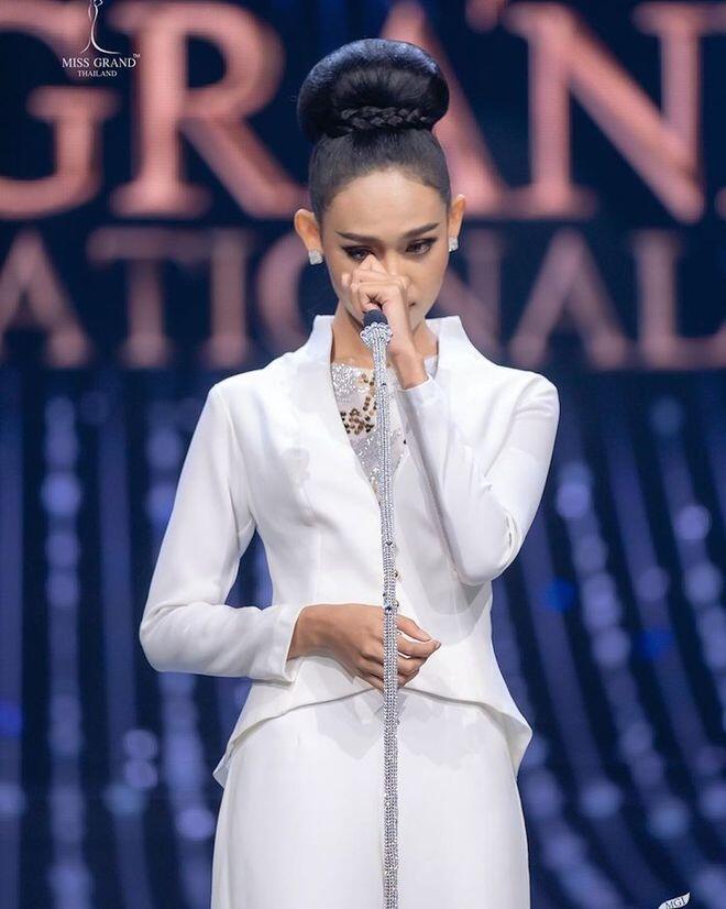 Trong bài phát biểu tại đêm chung kết Miss Grand International 2021, Han Lay đã không cầm được nước mắt khi nghĩ đến người dân quê nhà
