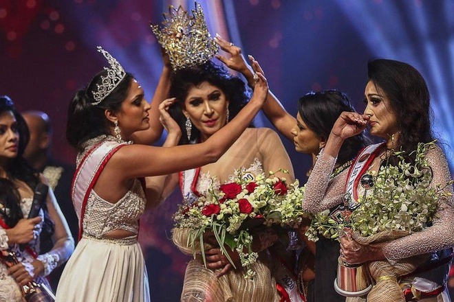 Khoảnh khắc Hoa hậu Quý bà Sri Lanka bị gỡ vương miện