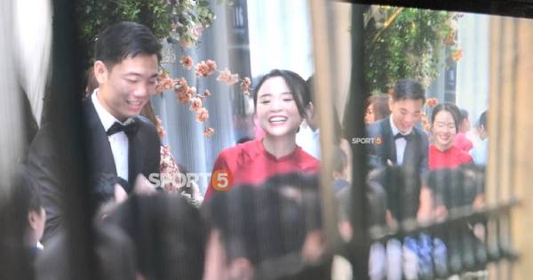 Lương Xuân Trường và Nhuệ Giang cười hạnh phúc, sánh vai nhau trong đám hỏi