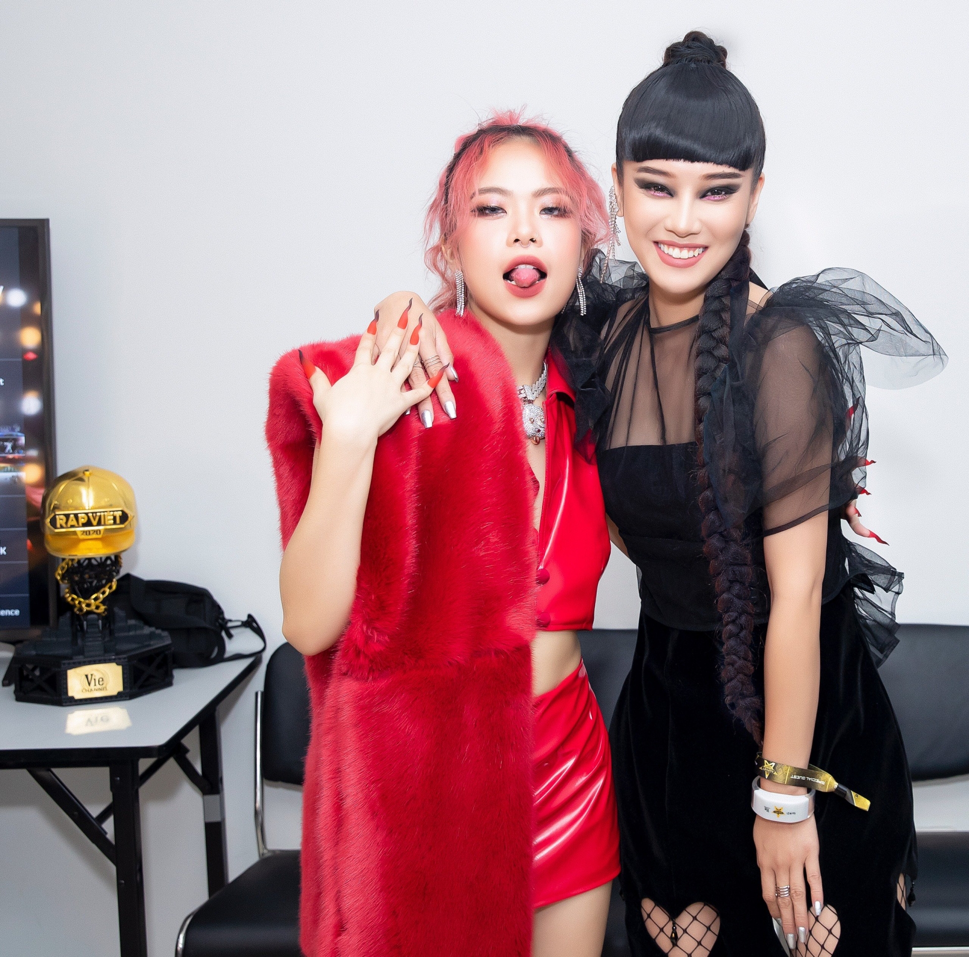 Hoàng Yến Chibi và Tlinh đã có buổi gặp lần đầu tiên tại Concert Rap Việt