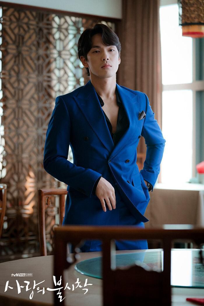 Sau thời gian tuyên bố tạm ngưng diễn xuất, Kim Jung Hyun đã trở lại trong bộ phim đình đám 'Hạ cánh nơi anh'